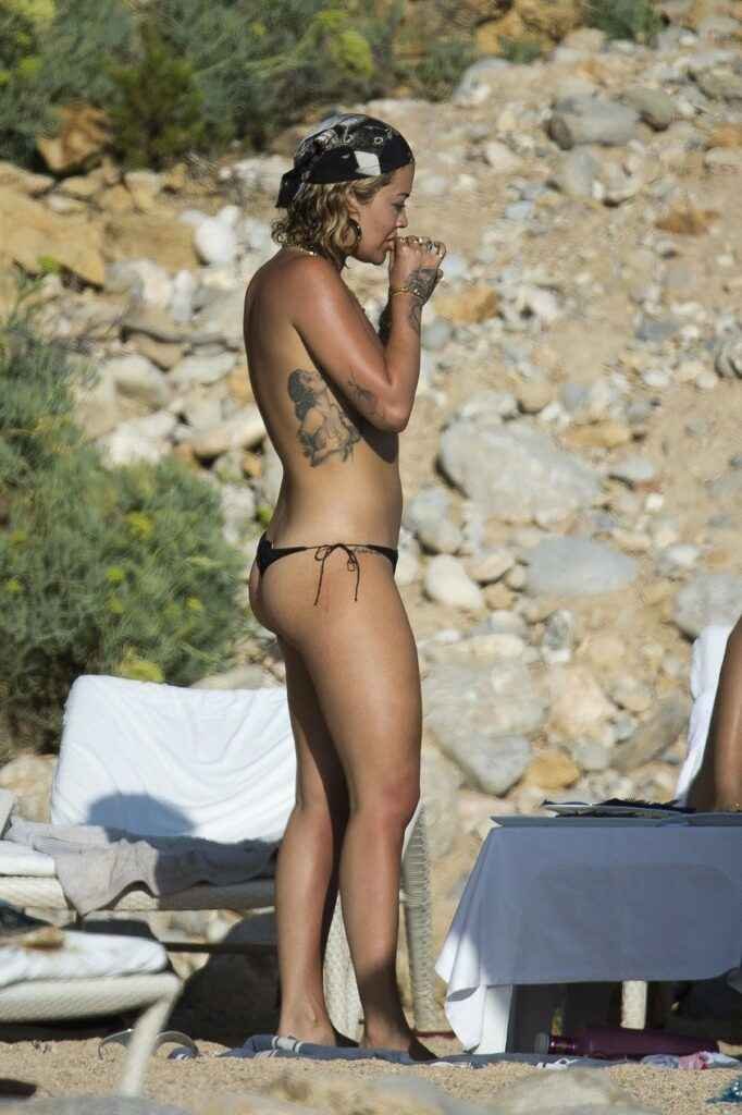 Rita Ora montre ses petits nichons