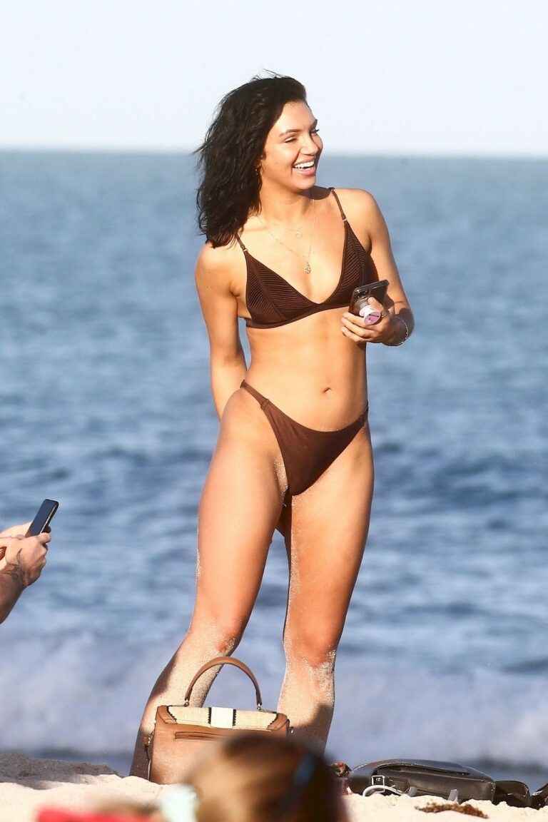 La beauté Alexandra Cane sur la plage