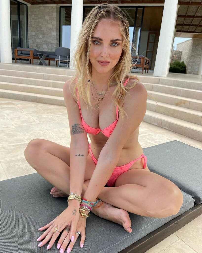 Chiara Ferragni sexy en bikini rose