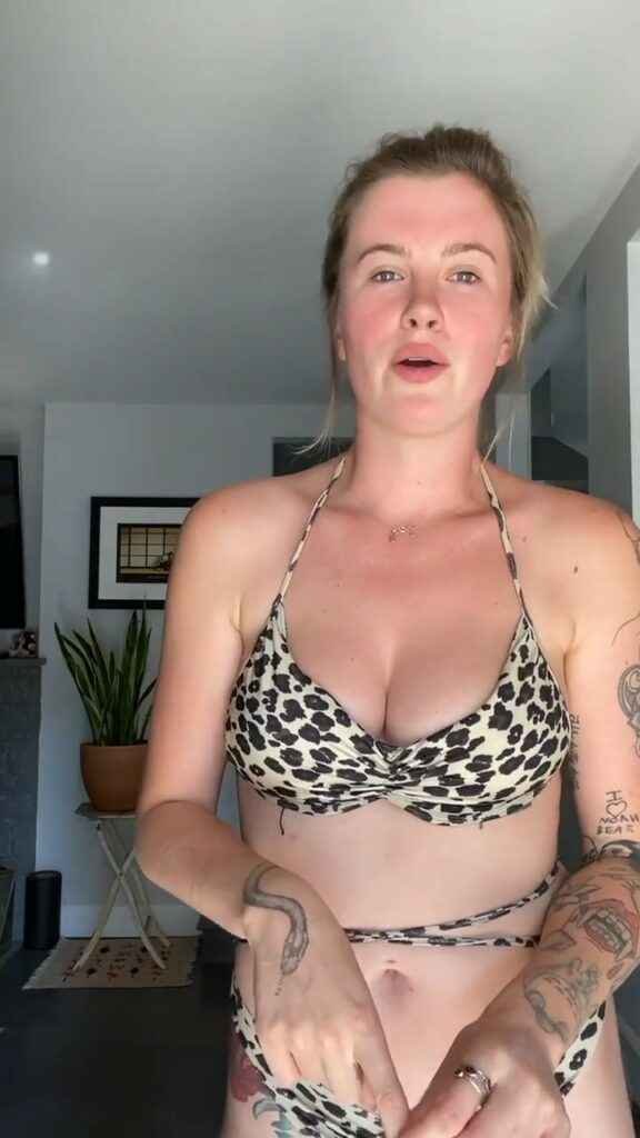 Ireland Baldwin dans un bikini vulgaire