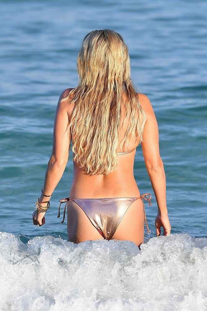 Sylvie Meis en bikini sexy sur la plage