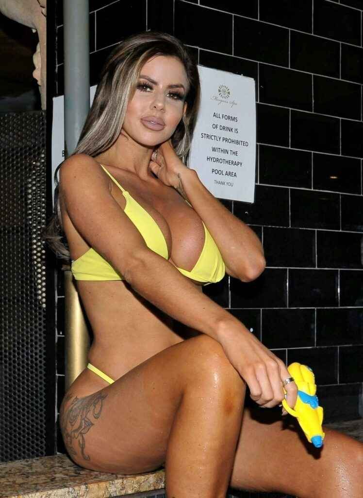 Hannah Elizabeth en bikini jaune sexy