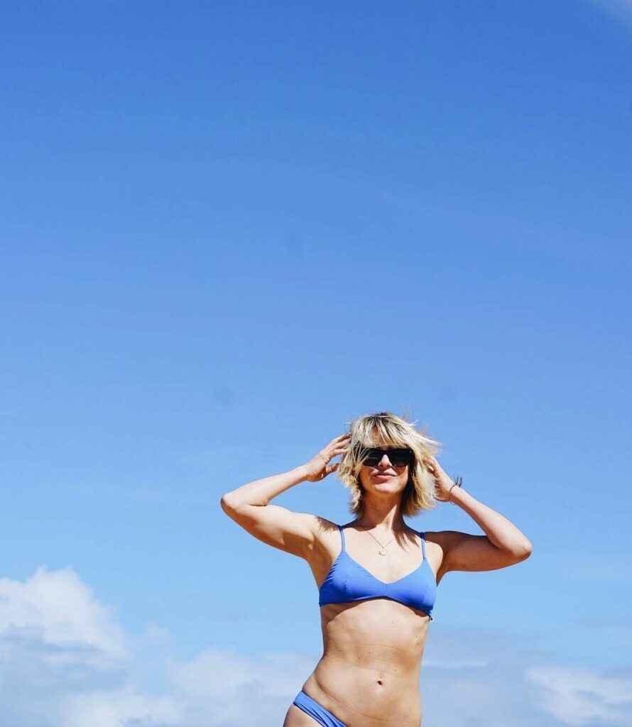Julianne Hough en bikini bleu sexy