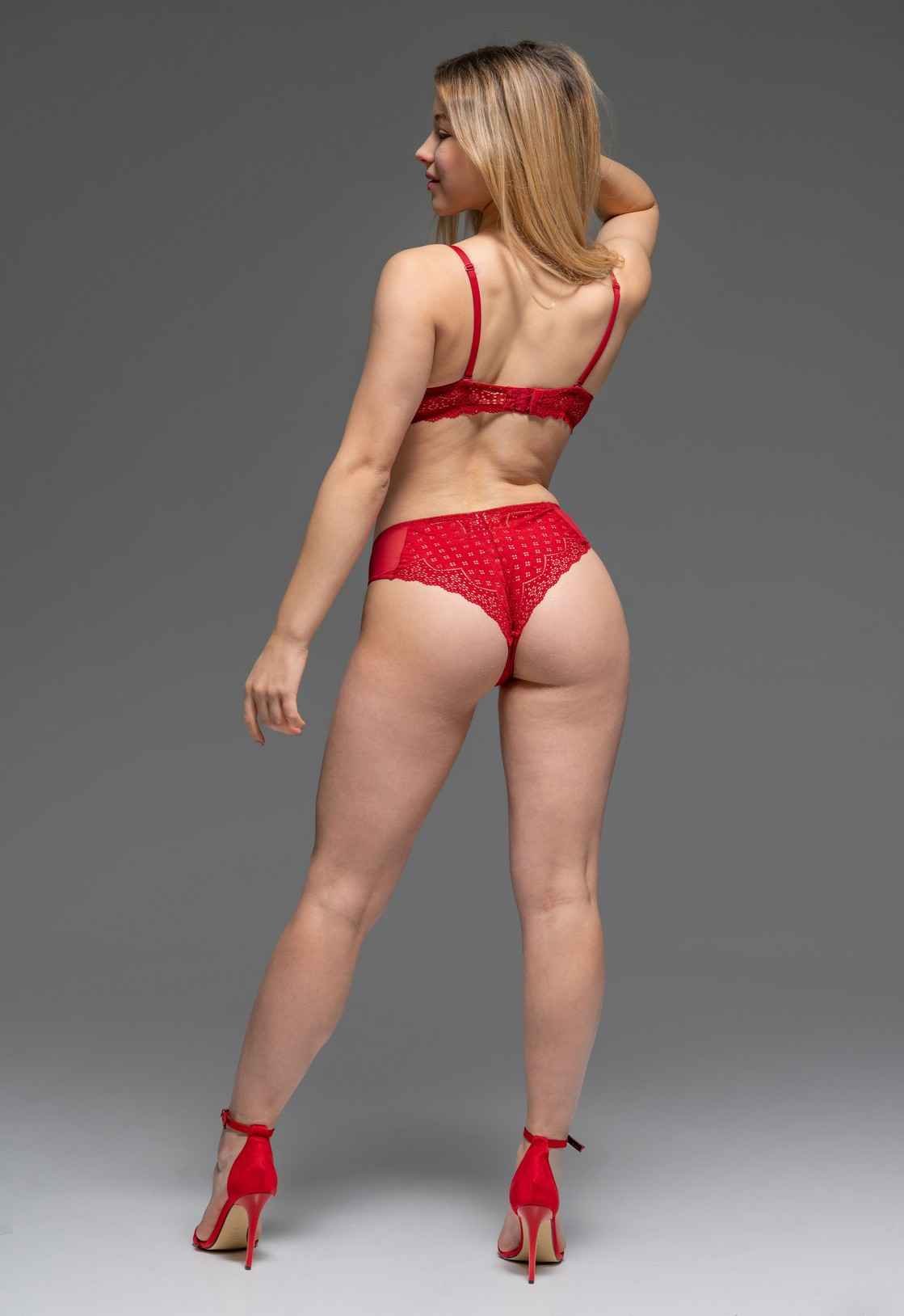 Katarina Meis enlève sa lingerie rouge