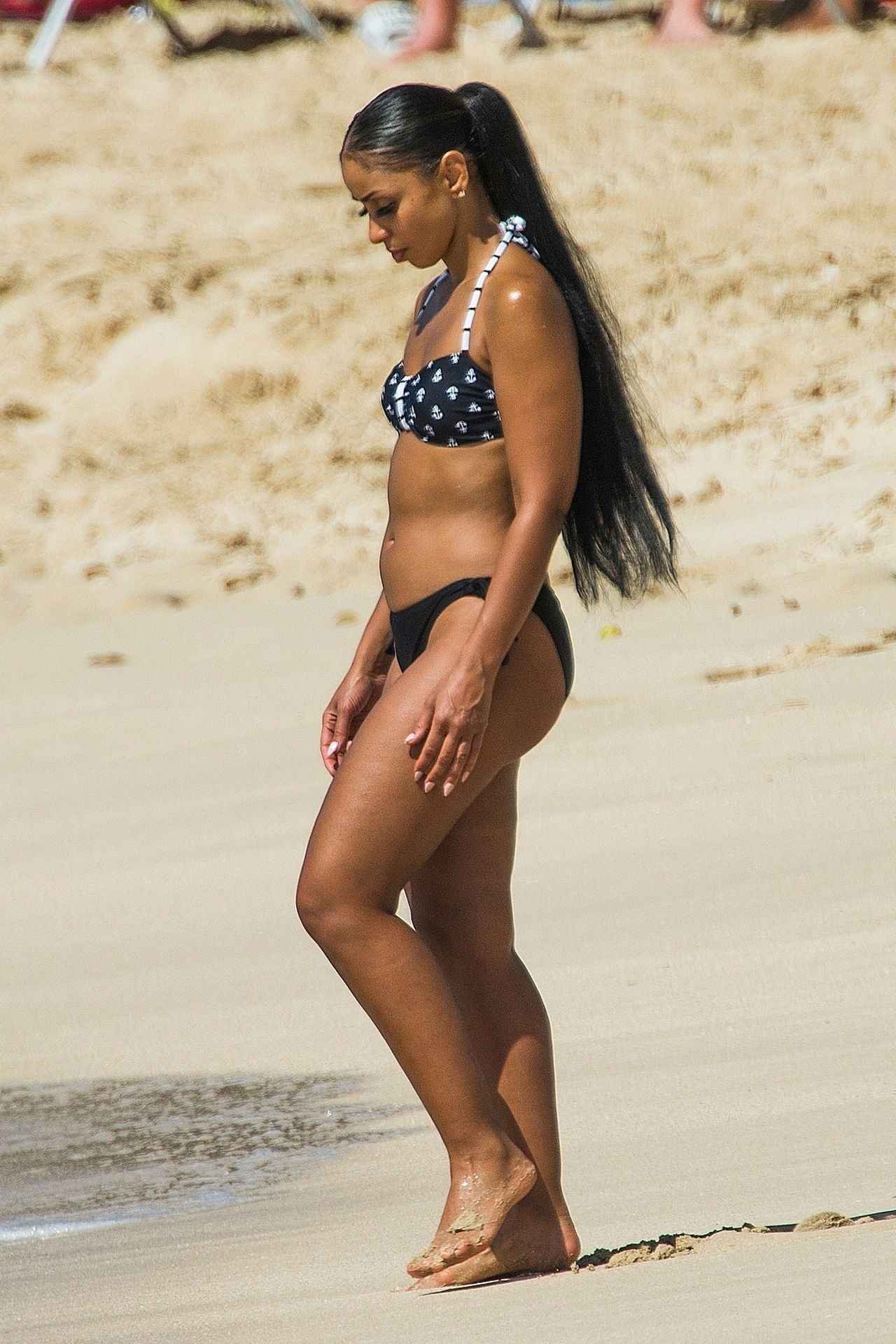 Mya super sexy sur la plage