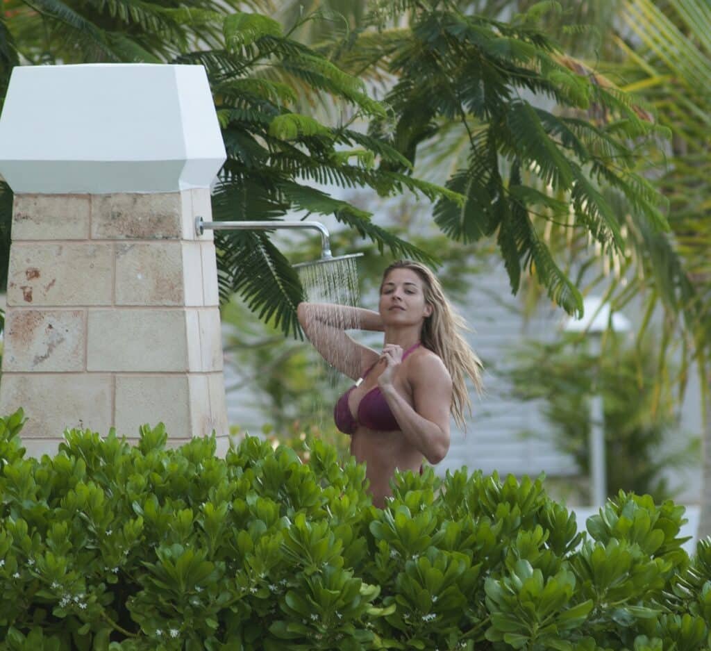 Gemma Atkinson sexy en bikini sur le bord de la piscine