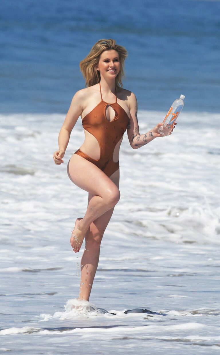 Ireland Baldwin shoot sur la plage