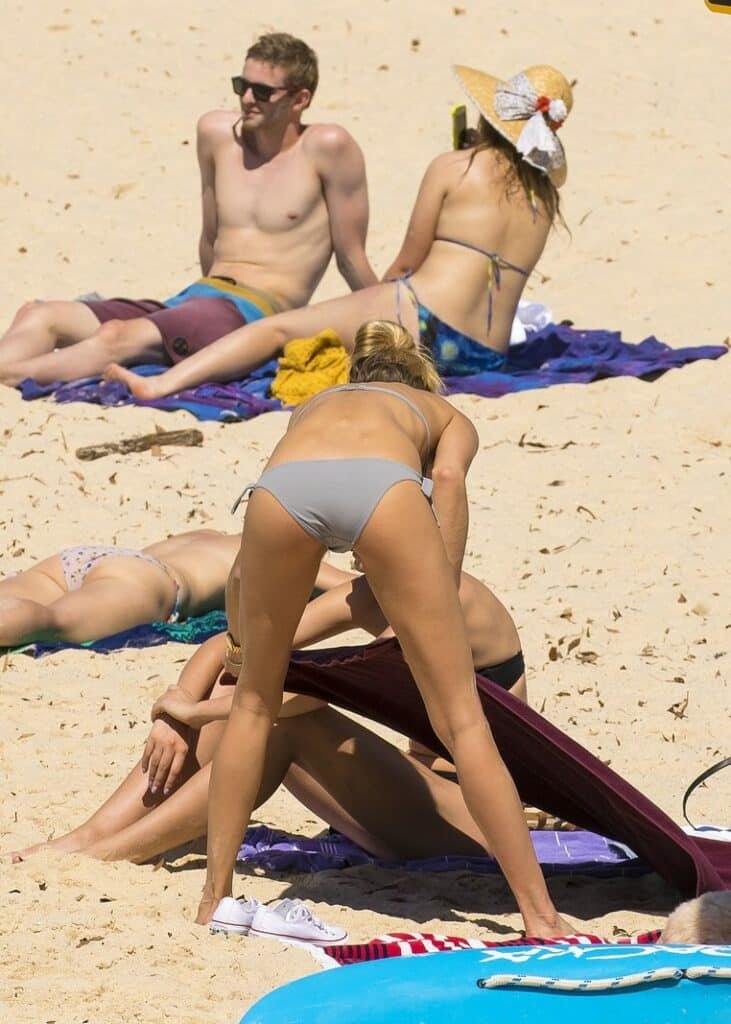 Jessica Hart avec un mini bikini