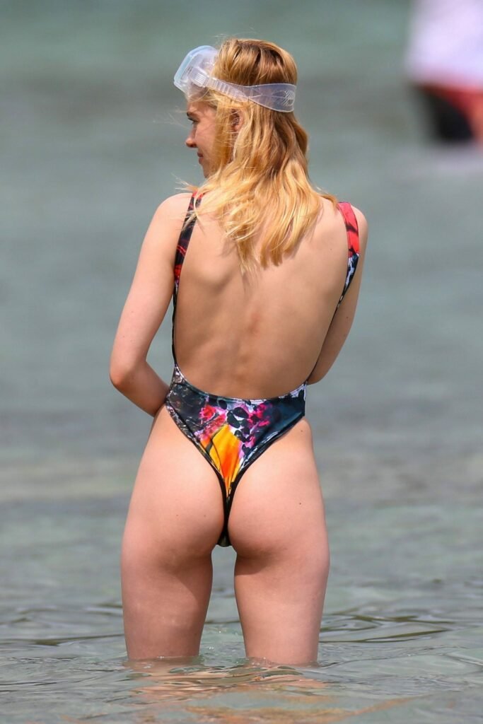 Nicola Peltz en bikini