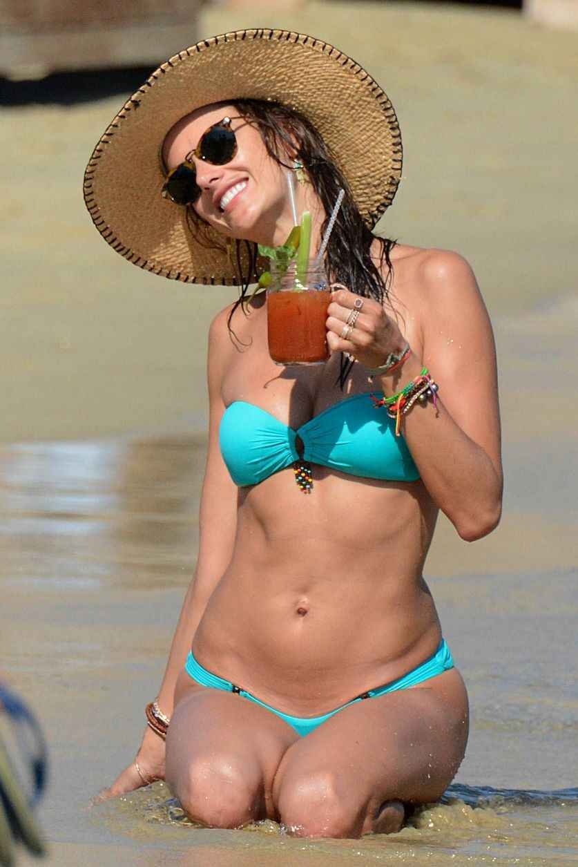 Alessandra Ambrosio s'amue sur la plage