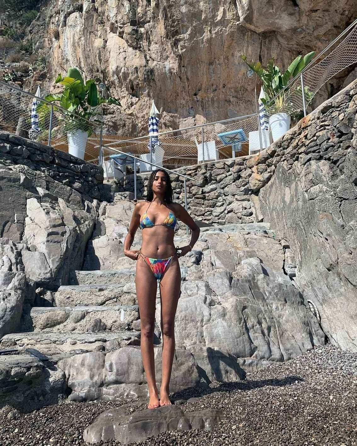 Imaan Hammam sexy avec un mini bikini