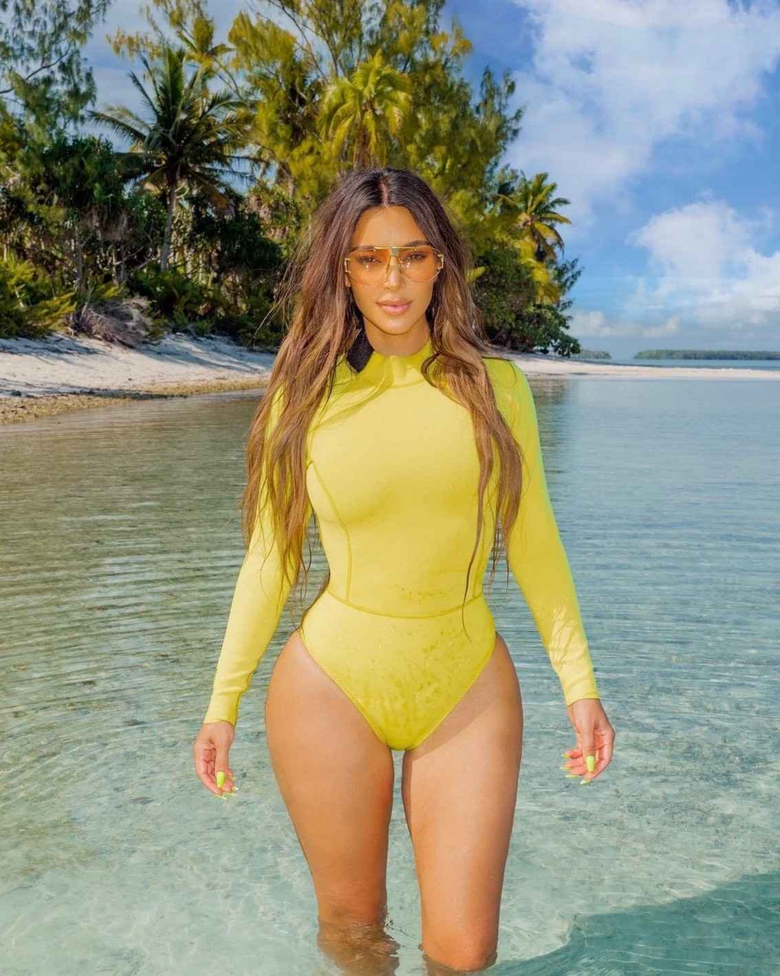 Kim Kardashian en bikini jaune sexy