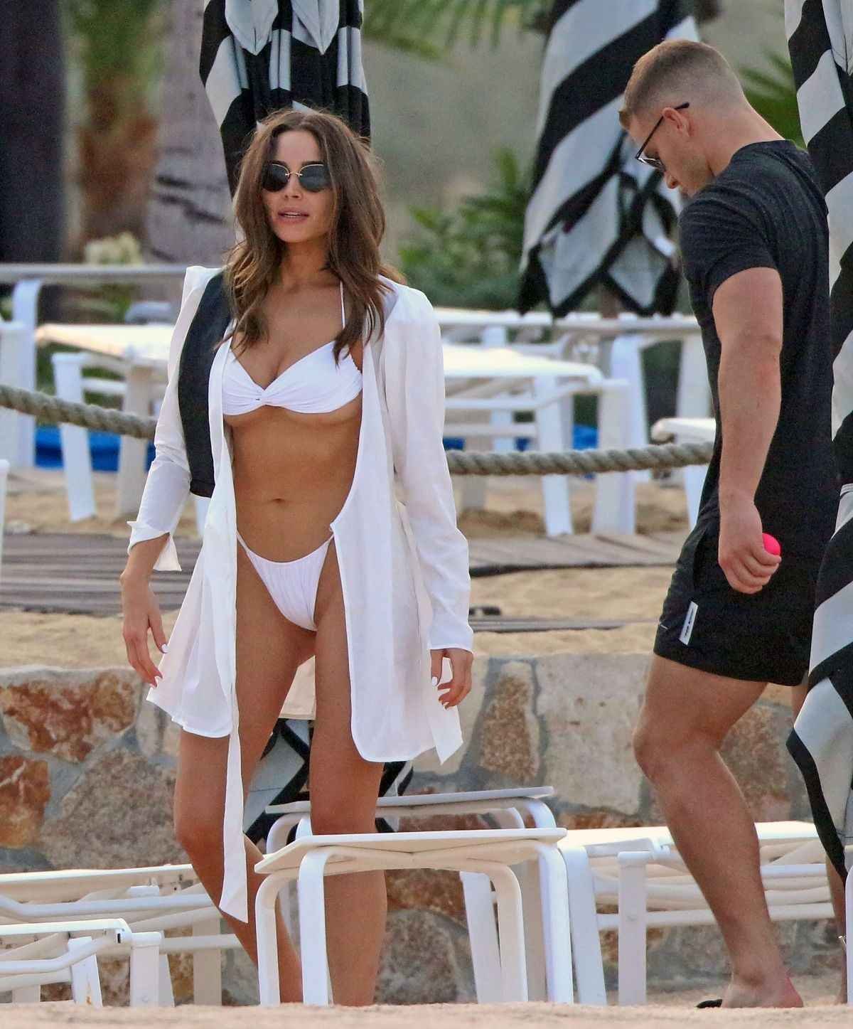 Olivia Culpo super sexy en bikini blanc