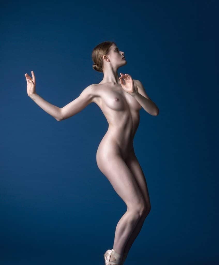 Aja Jane prend des poses nues et sexy