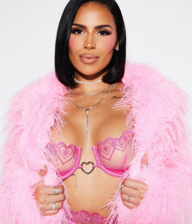 Chaney Jones pose en lingerie sexy