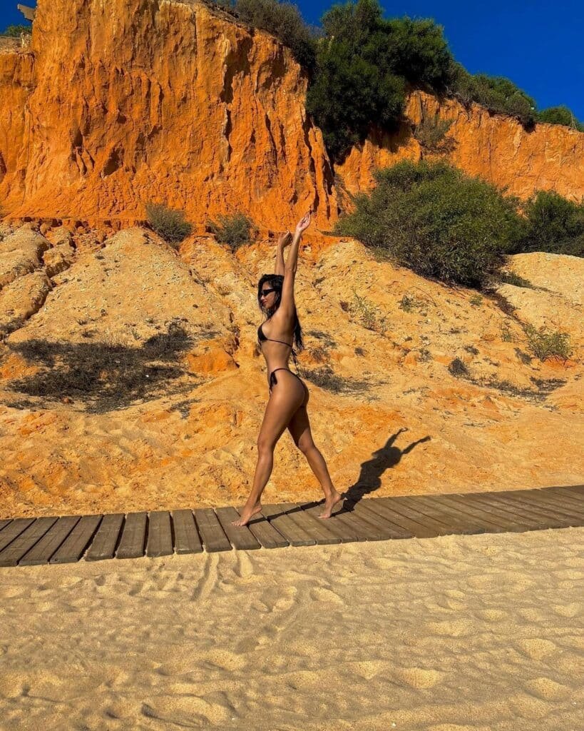 Nicole Scherzinger en bikini noir