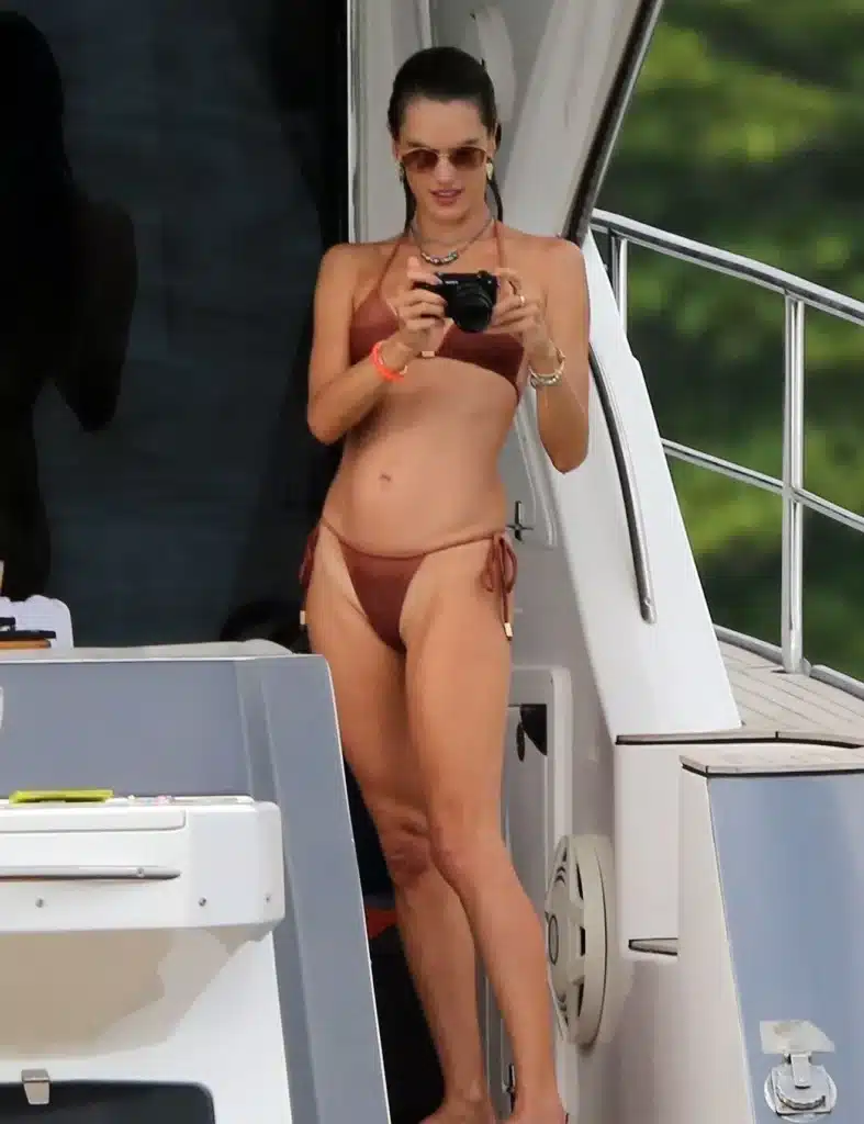 Alessandra Ambrosio s'amuse sur un yacht