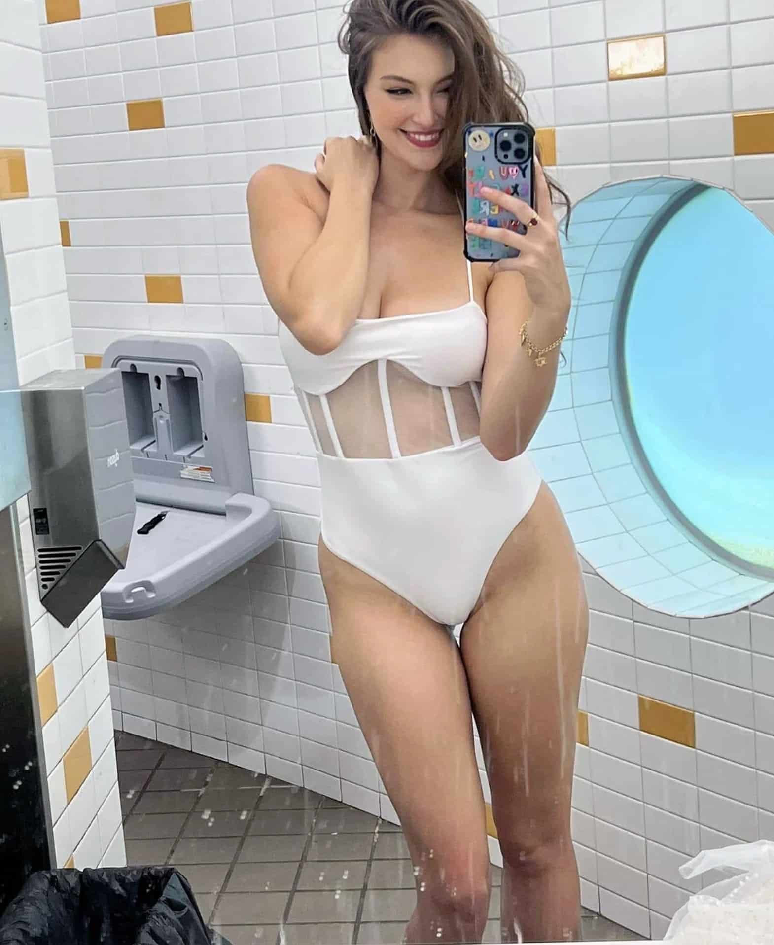 La belle Rachel Pizzolato en bikini blanc