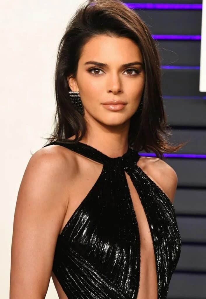 Kendall Jenner sexy en robe noir