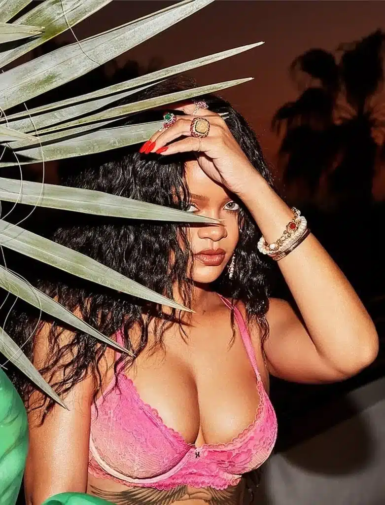 Rihanna sexy dans une lingerie rose