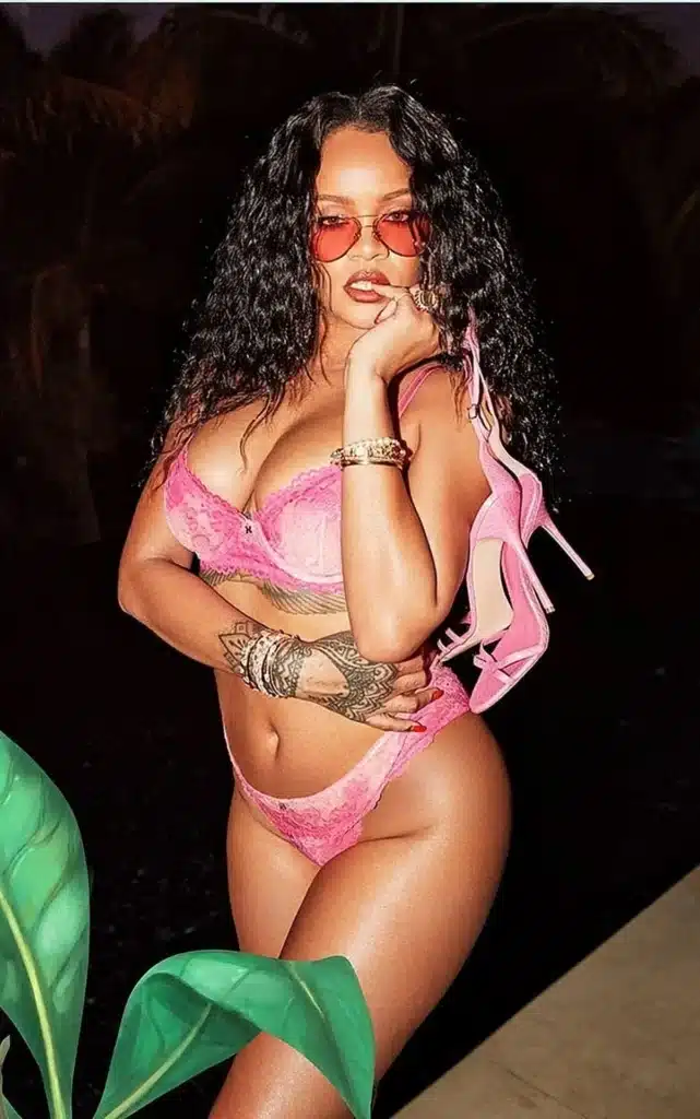 Rihanna sexy dans une lingerie rose