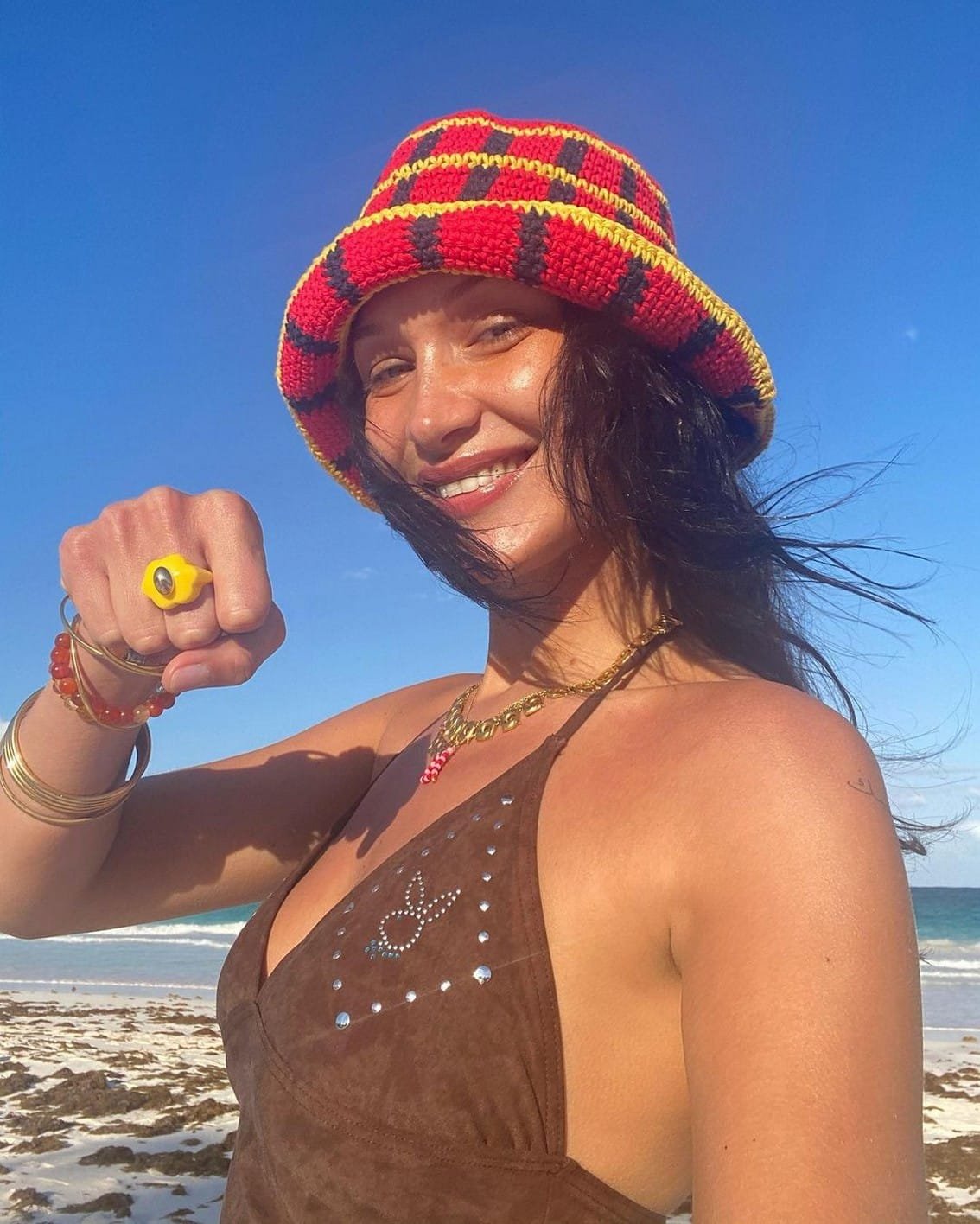 Bella Hadid en bikini marron