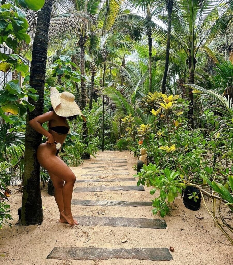 Kayla Nicole pose en bikini noir