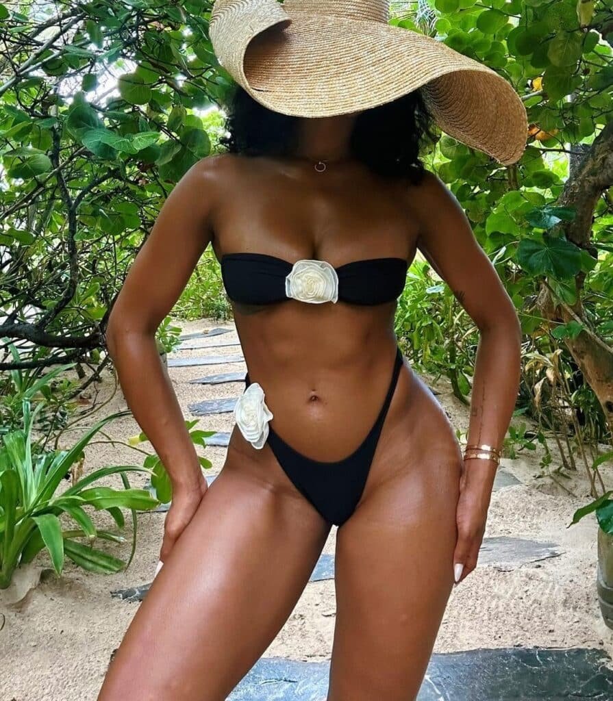 Kayla Nicole pose en bikini noir