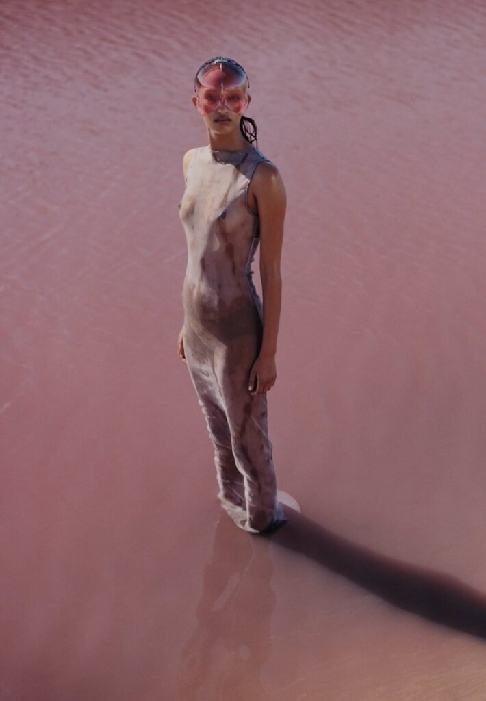 Mona Tougaard pose seins nus