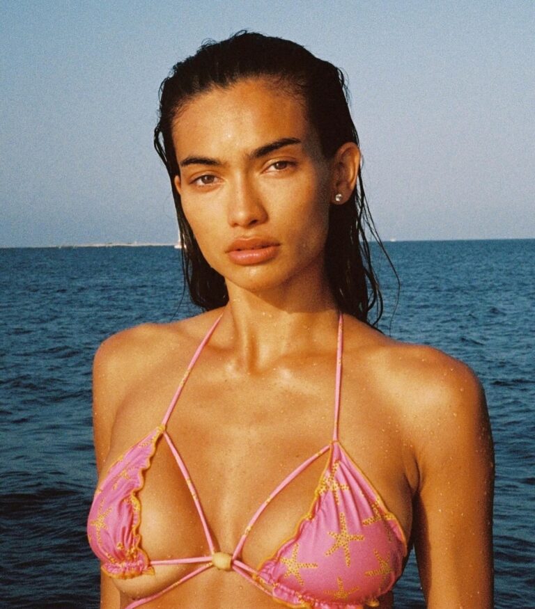 Kelly Gale en bikini rose