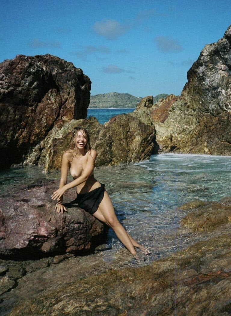 Alexis Ren aime bien poser à moitié nu