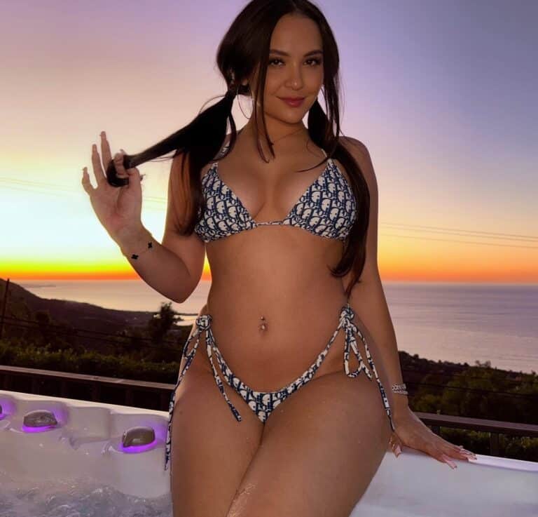 Stella Hudgens nous montre ses courbes