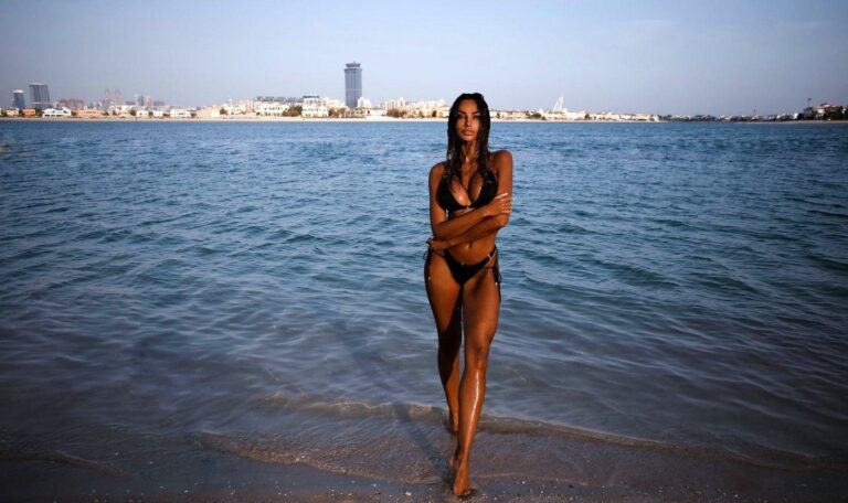 Madalina Ghenea en bikini hyper sexy