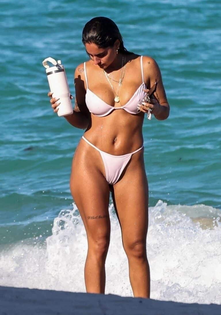 Isabella Ladera, une beauté naturelle en bikini sur la plage