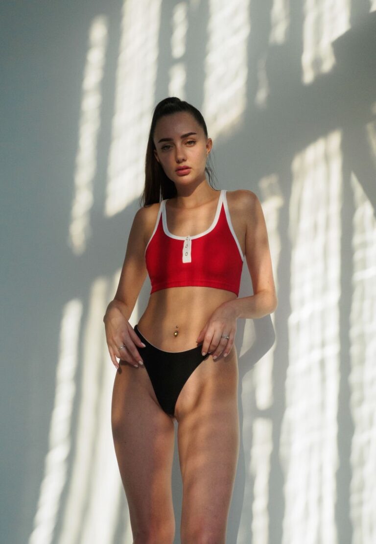 Ira Sedina, sensuelle et provocante